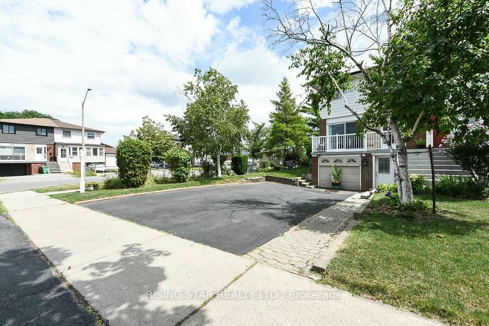 3295 Chipley Crescent, Mississauga, ON L4T 2E3 – photo 2