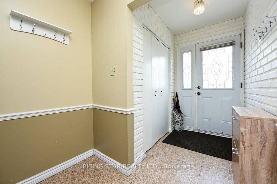 3295 Chipley Crescent, Mississauga, ON L4T 2E3 – photo 3