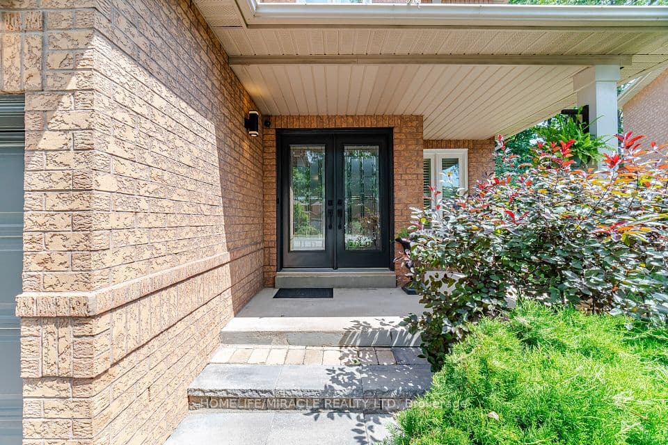 6089 Carradine Court, Mississauga, ON L5V 2C2 – photo 3