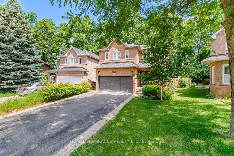 6089 Carradine Court, Mississauga, ON L5V 2C2 – photo 2