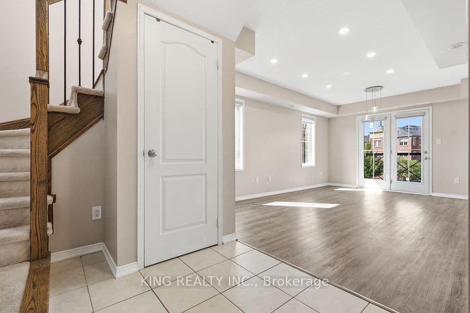 35 Hays Boulevard 8, Oakville, ON L6H 0J1 – photo 3