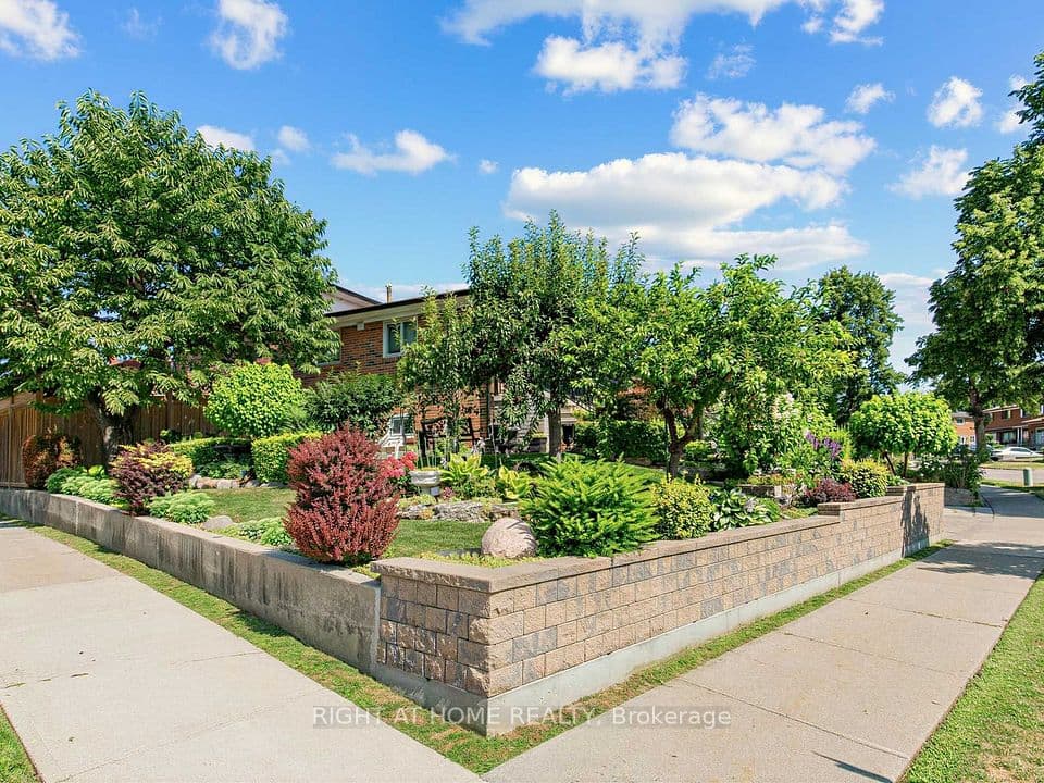 2 Grenadine Court, Toronto, ON M9L 2H6 – photo 3