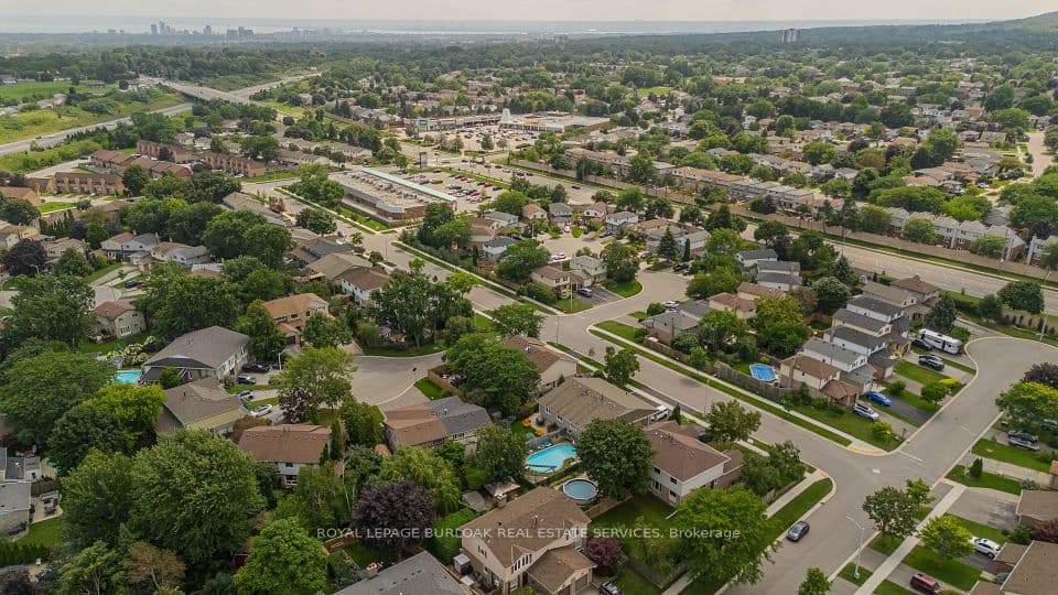 3094 Autumn Hill Crescent, Burlington, ON L7M 1Y6 – photo 2