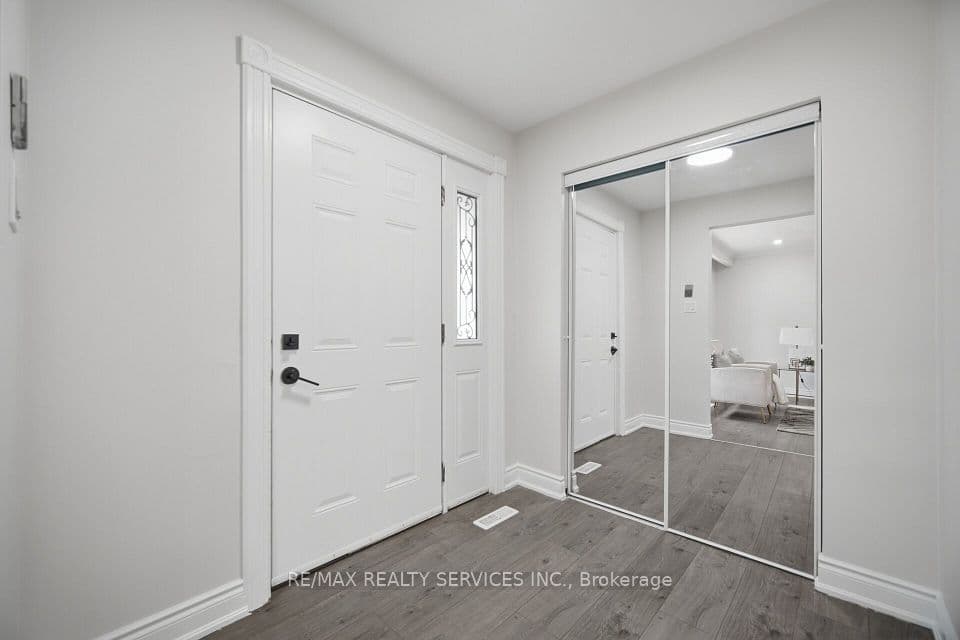 7493 Netherwood Road, Mississauga, ON L4T 2N7 – photo 3
