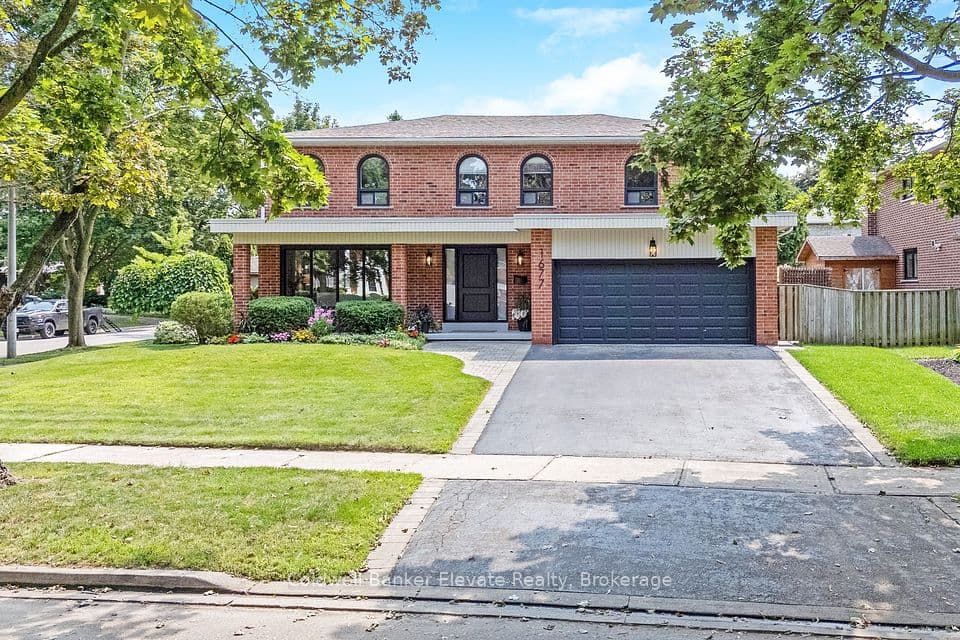 1677 Sherwood Forrest Circle, Mississauga, ON L5K 2G8 – photo 3