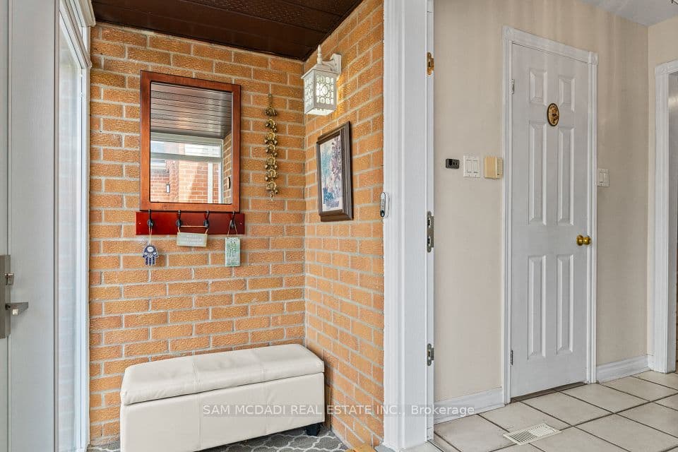 1004 Queensbridge Drive, Mississauga, ON L5C 3R1 – photo 2