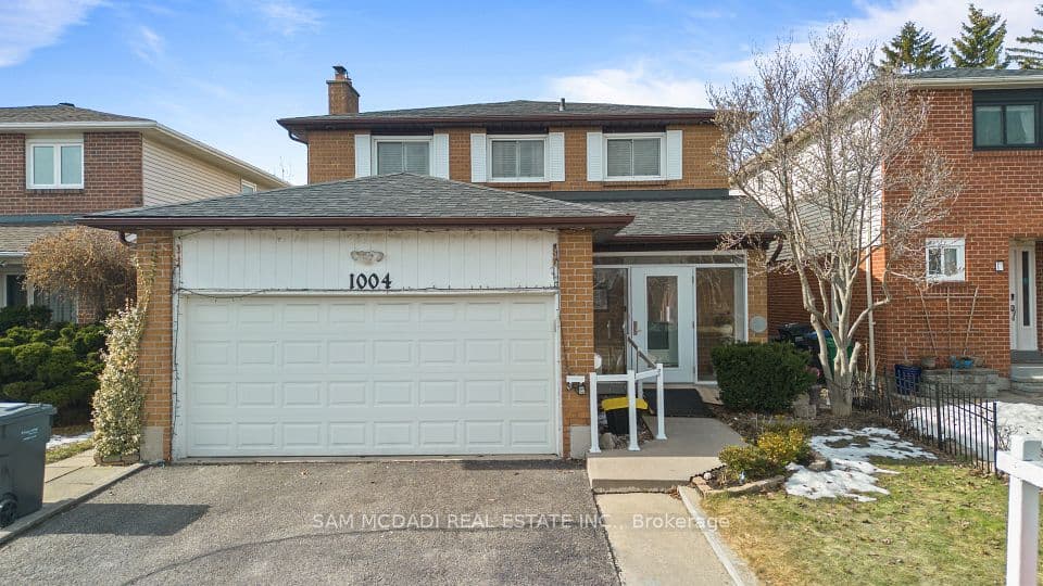 1004 Queensbridge Drive, Mississauga, ON L5C 3R1 – main photo