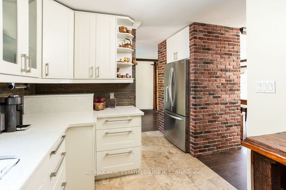 2450 Edenhurst Drive, Mississauga, ON L5A 2K9 – photo 3