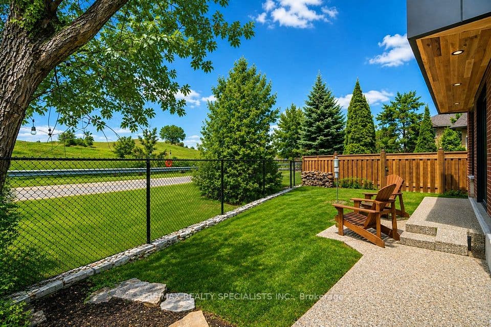 1169 Barnswallow Court, Mississauga, ON L5V 2J6 – photo 2