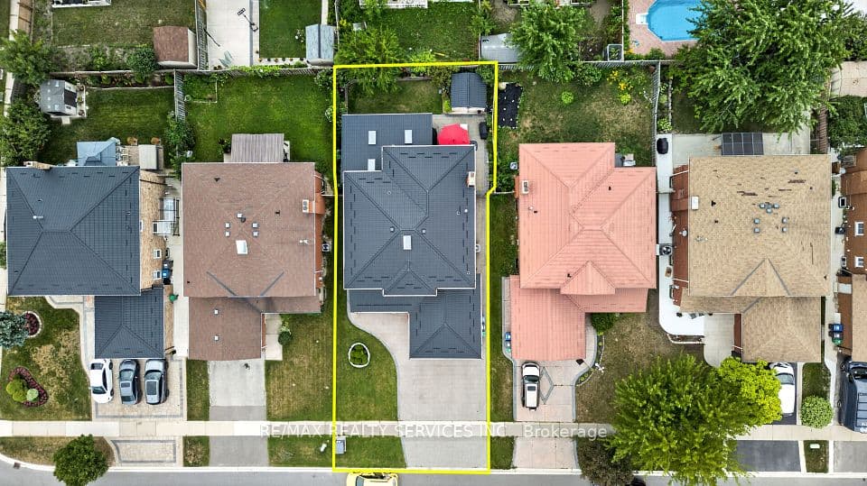 21 Newport Street, Brampton, ON L6S 4N1 – photo 2