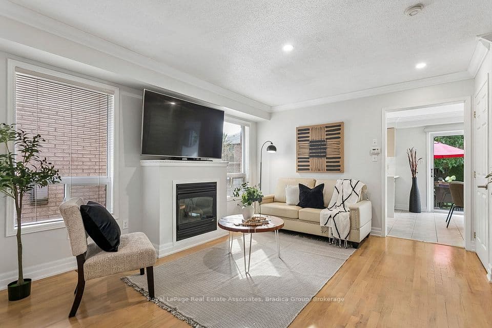 3837 Forest Bluff Crescent, Mississauga, ON L5N 7V1 – photo 2