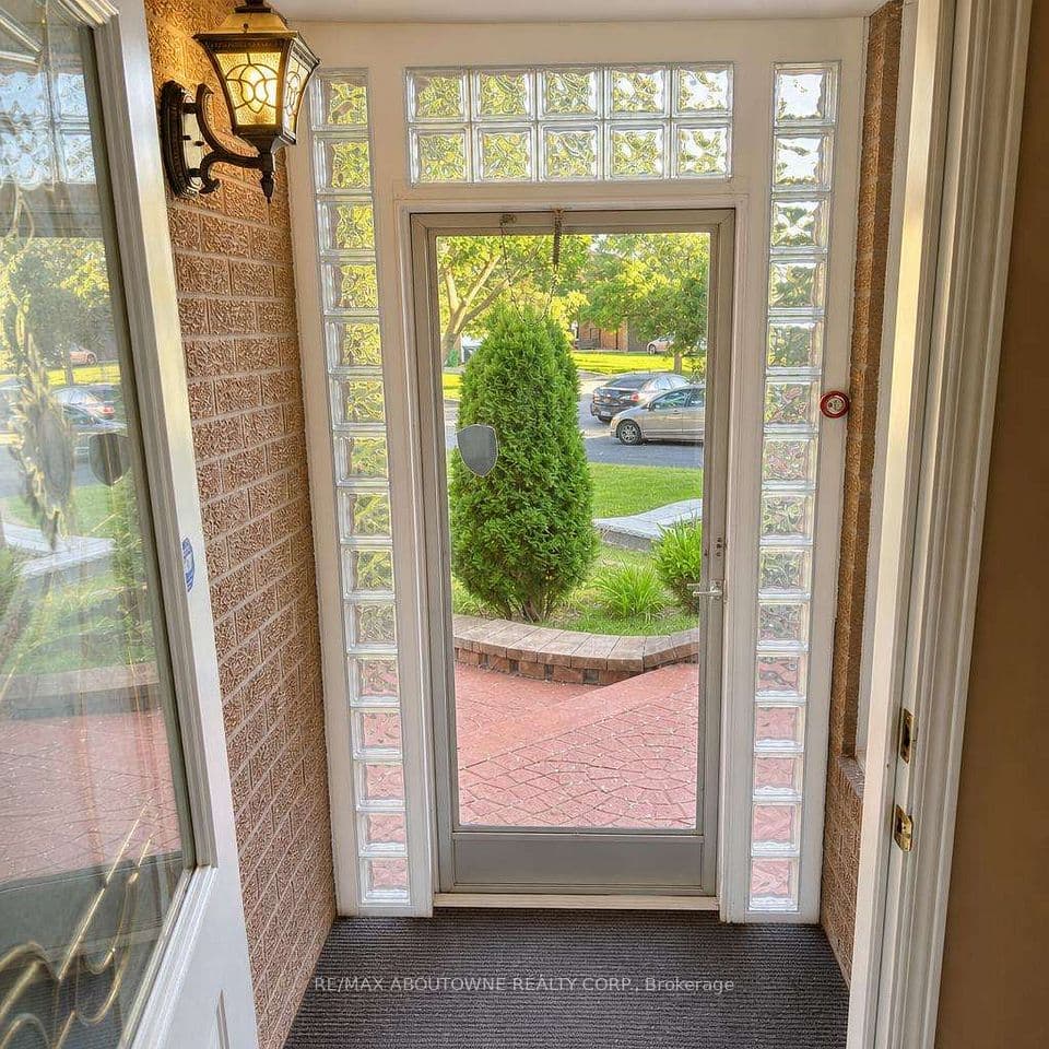 512 Chieftan Circle, Mississauga, ON L4Z 3A3 – photo 2
