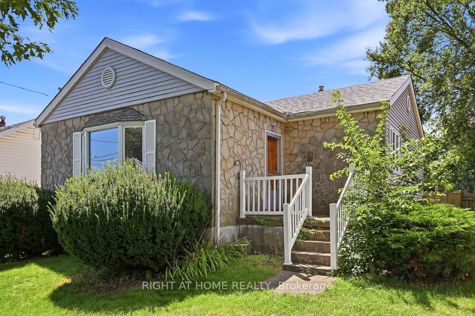 1290 Strathy Avenue, Mississauga, ON L5E 2K8 – main photo