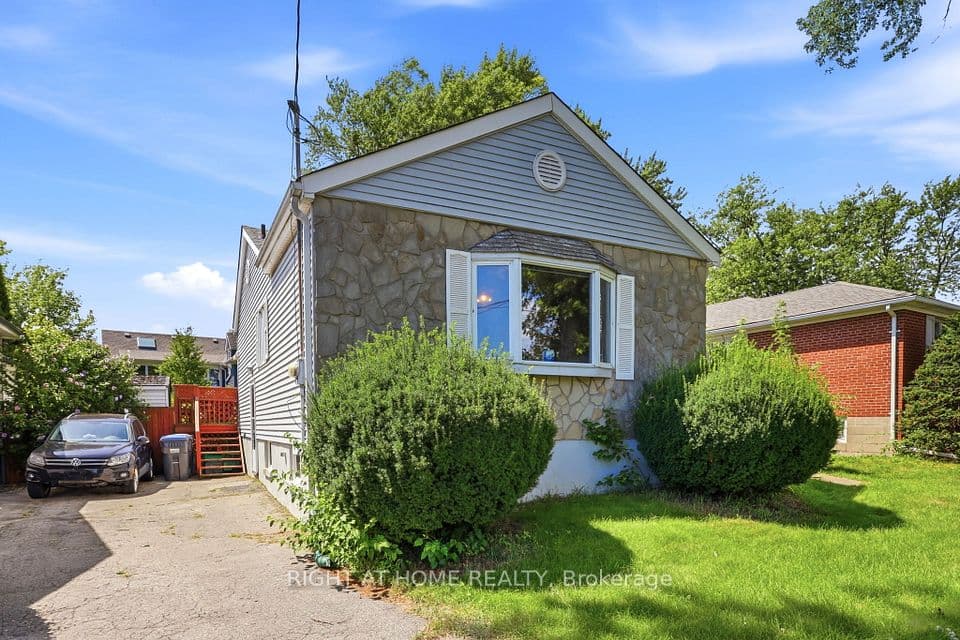 1290 Strathy Avenue, Mississauga, ON L5E 2K8 – photo 2
