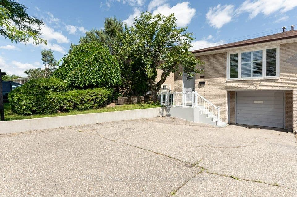 676 Abana Road, Mississauga, ON L5A 1H4 – main photo