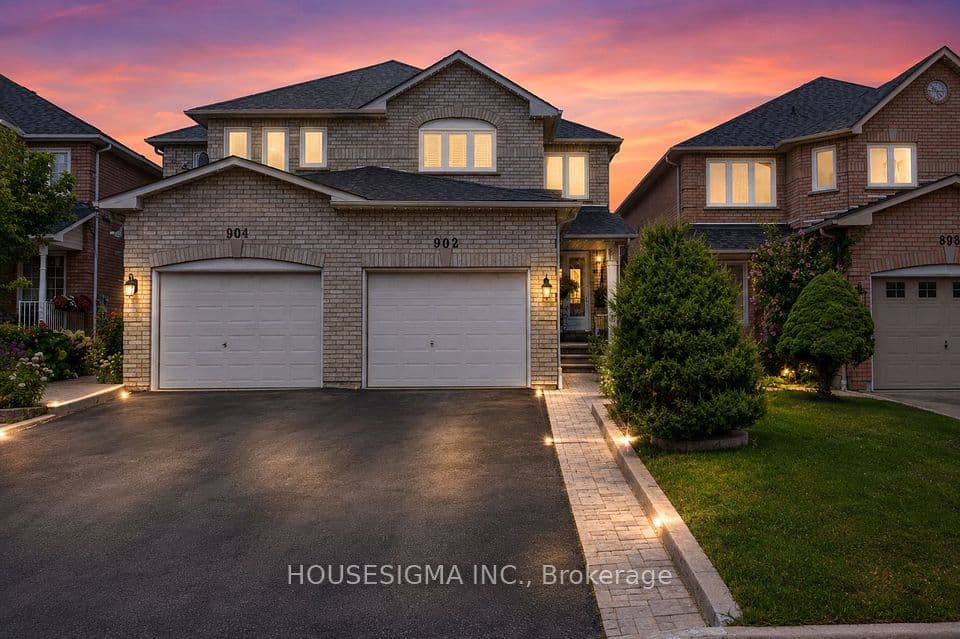 902 Applecroft Circle, Mississauga, ON L5V 2A7 – main photo