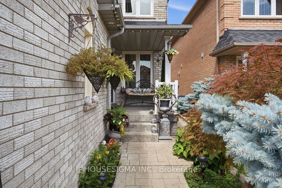 902 Applecroft Circle, Mississauga, ON L5V 2A7 – photo 3