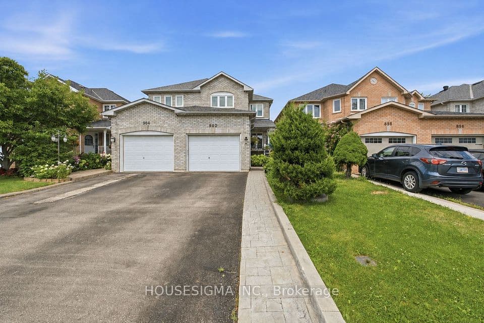902 Applecroft Circle, Mississauga, ON L5V 2A7 – photo 2