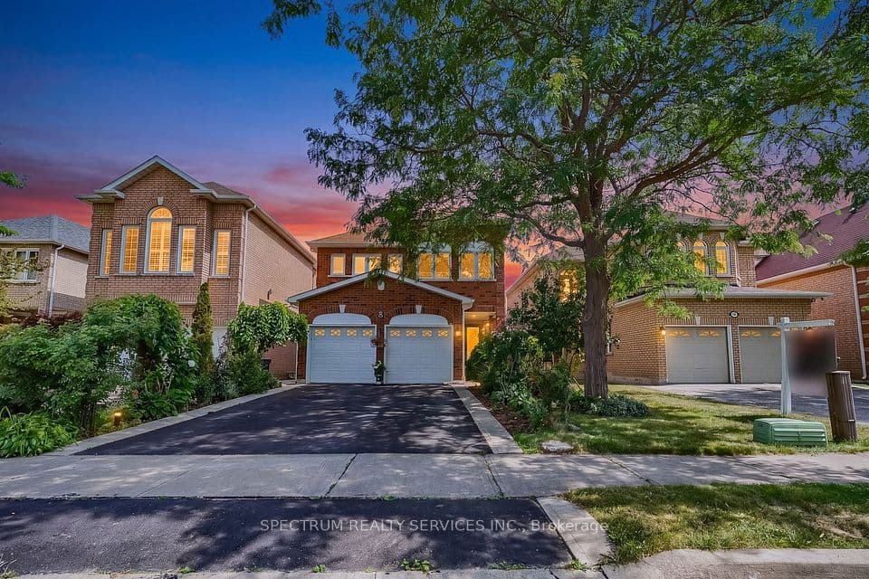 8 Sweet Briar Lane, Brampton, ON L6Z 4V3 – main photo