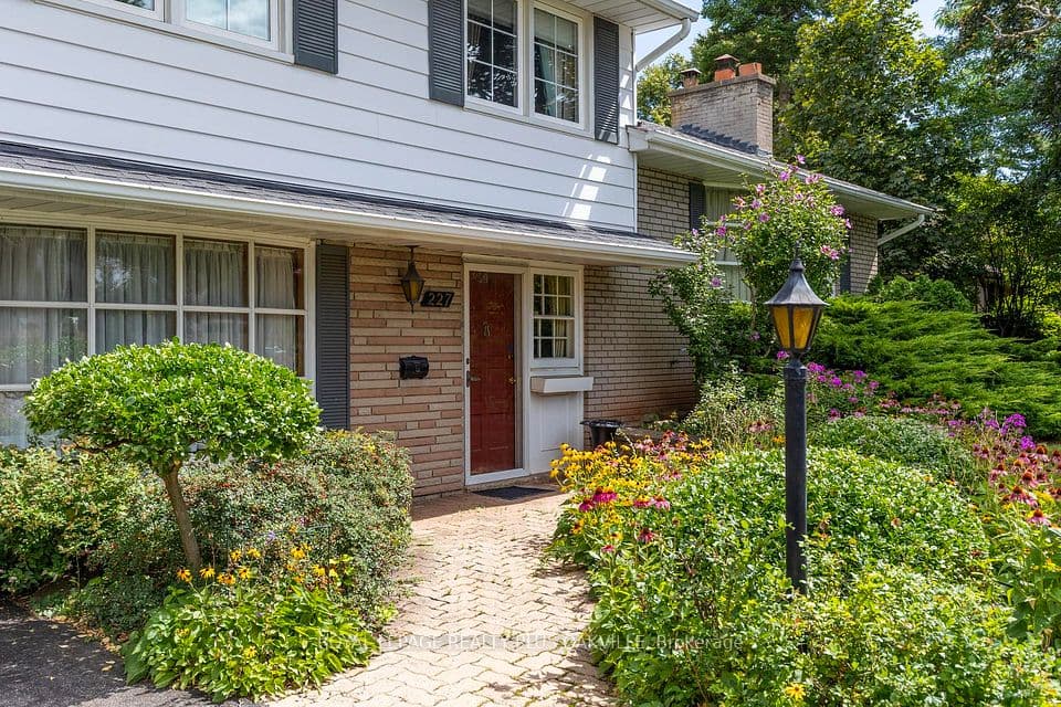 227 Sandwell Drive, Oakville, ON L6L 4P3 – photo 2