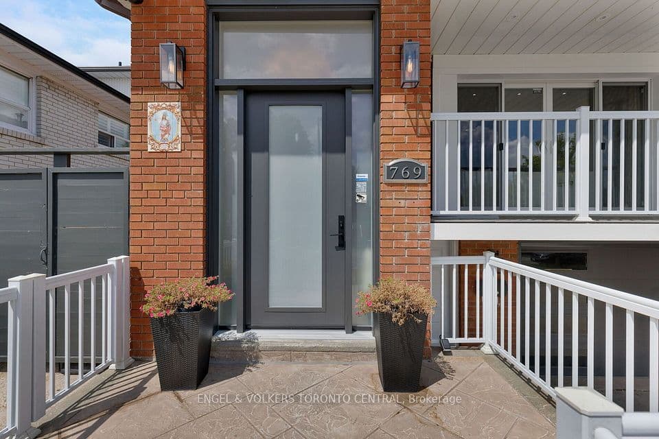 769 Annamore Road, Mississauga, ON L4Y 2V6 – photo 2