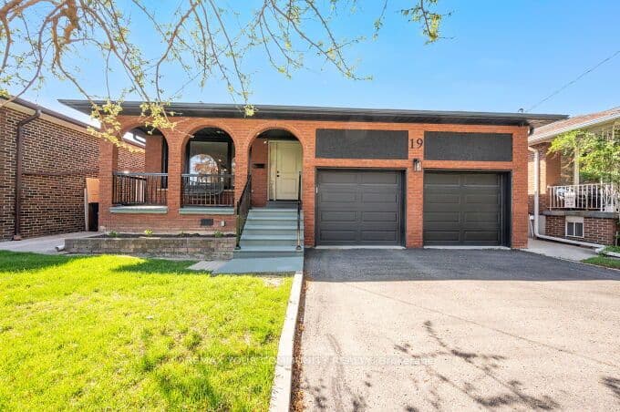 19 Hamer Boulevard, Toronto, ON M9R 4A8 – main photo