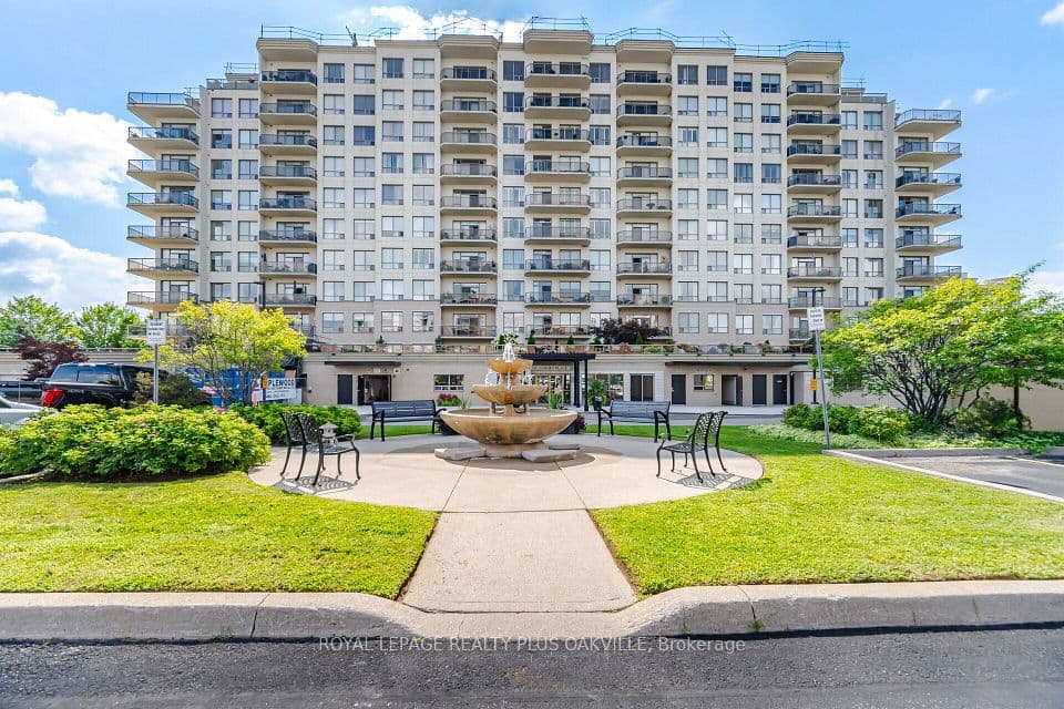 1998 Ironstone Drive 601, Burlington, ON L7L 7P7 – main photo