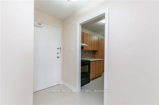 370 Dixon Road 102, Toronto, ON M9R 1T2 – photo 3