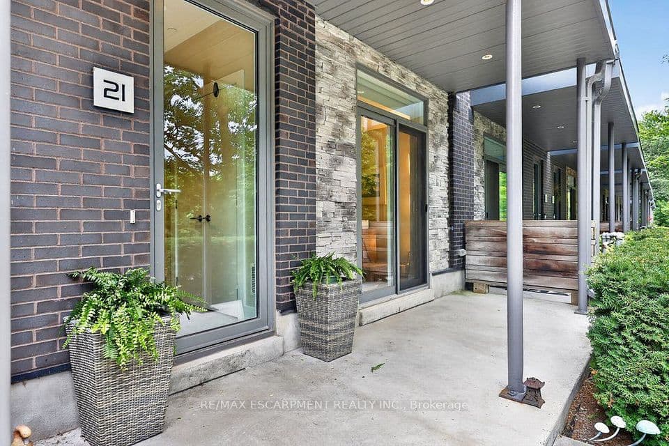 21 Godfreys Lane, Mississauga, ON L5H 2T1 – photo 2