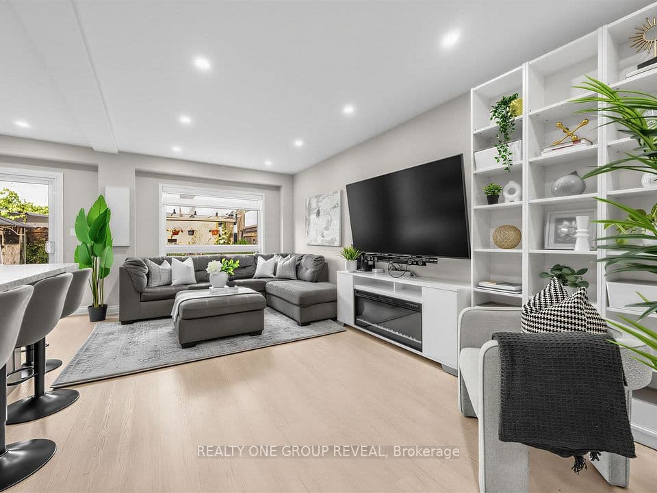 6122 Coxswain Crescent, Mississauga, ON L5V 2Z8 – photo 2