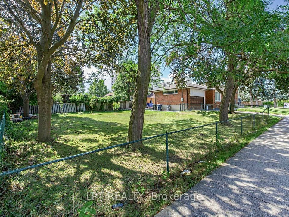 27 Kingsview Boulevard, Toronto, ON M9R 1T5 – photo 3