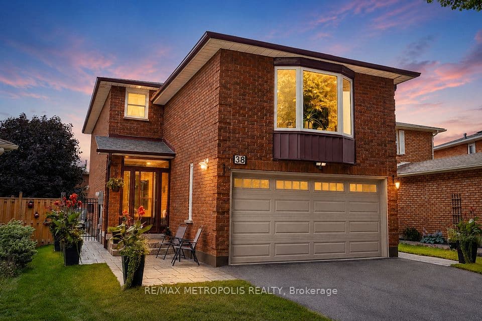 38 Langholm Court, Brampton, ON L6Z 2X9 – main photo