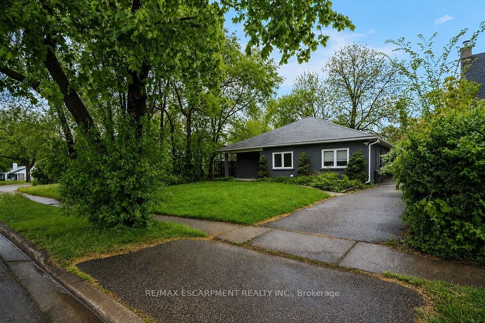 16 Woodward Avenue, Brampton, ON L6V 1K1 – main photo