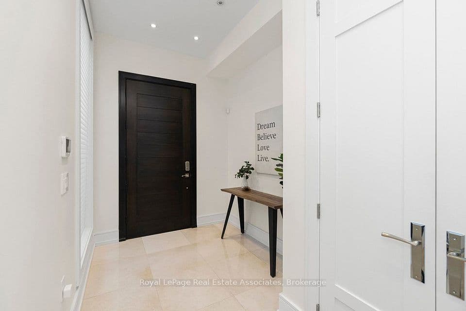 63 Troy Street, Mississauga, ON L5G 1S6 – photo 2