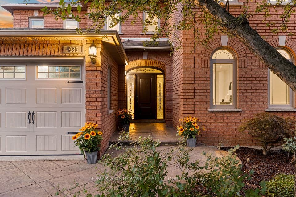 435 March Crescent, Oakville, ON L6H 5X7 – photo 2
