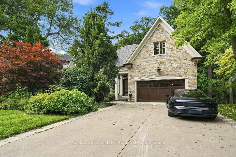 2025 Heartwood Court, Mississauga, ON L5C 4P7 – photo 2