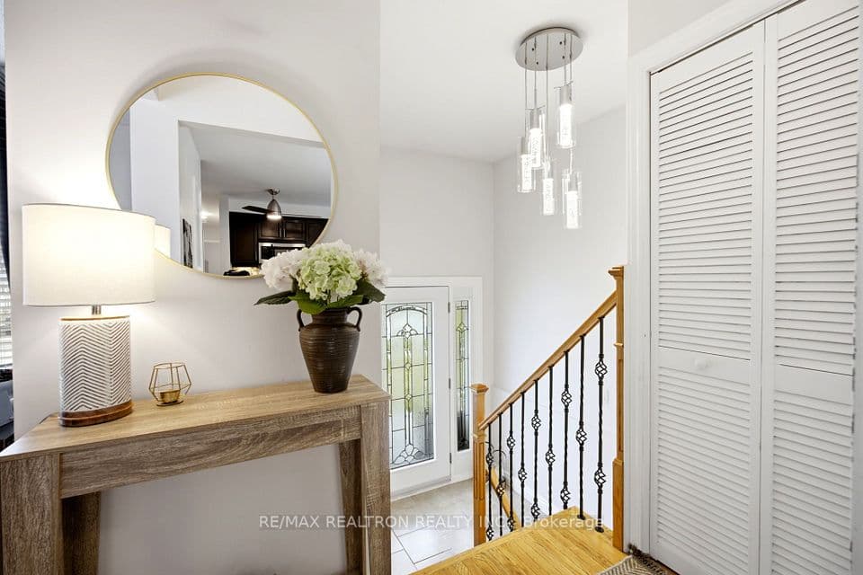 118 Surbray Grove, Mississauga, ON L5B 2E1 – photo 2