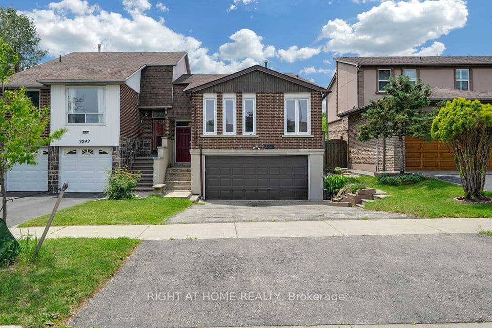 3241 Mccarthy Court, Mississauga, ON L4Y 3Z4 – main photo