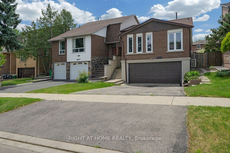 3241 Mccarthy Court, Mississauga, ON L4Y 3Z4 – photo 2