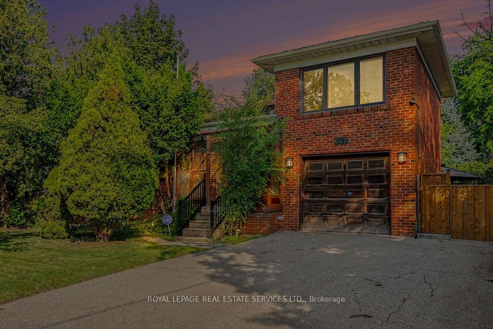 647 Burnhamthorpe Road, Toronto, ON M9C 2Z1 – main photo