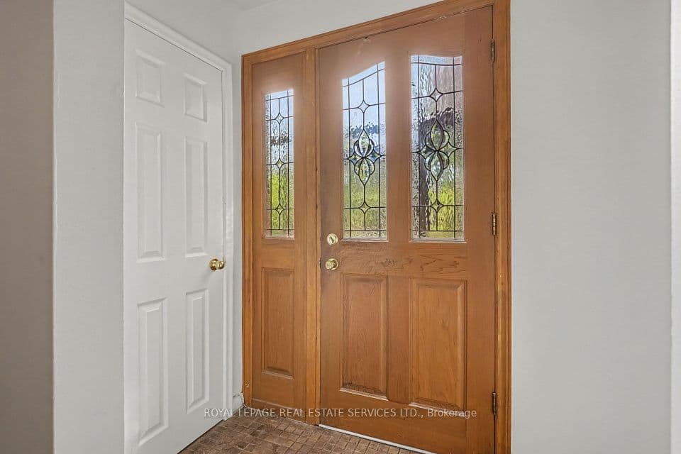 647 Burnhamthorpe Road, Toronto, ON M9C 2Z1 – photo 3