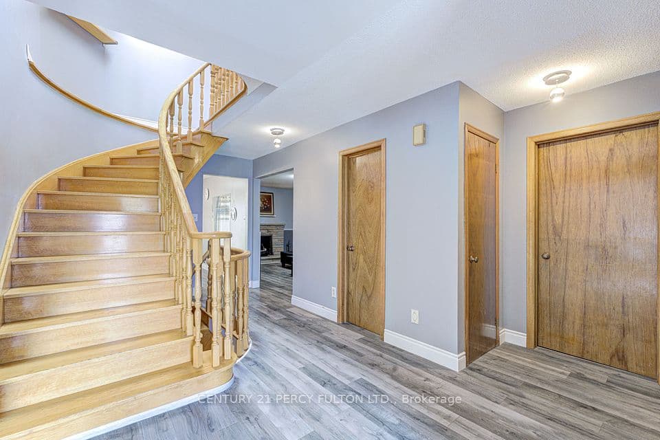 1042 Wetherby Lane, Mississauga, ON L4W 4R8 – photo 2