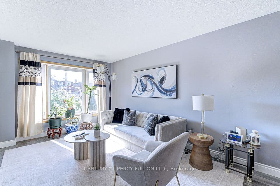 1042 Wetherby Lane, Mississauga, ON L4W 4R8 – photo 3