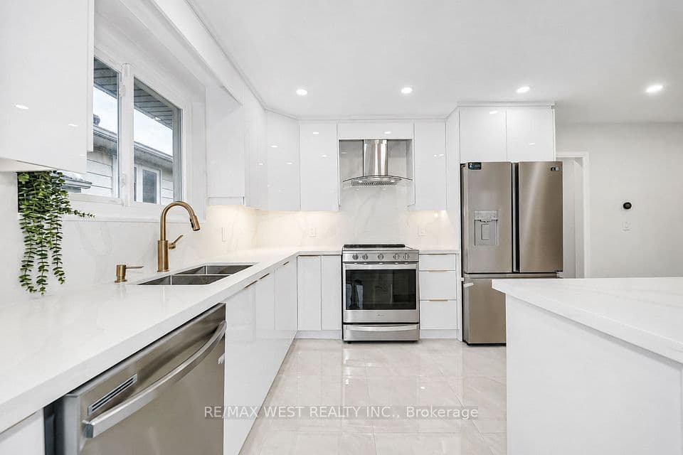 765 Dodsworth Crescent, Mississauga, ON L4Y 2H8 – photo 3