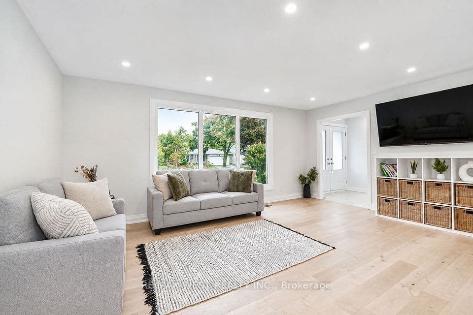 765 Dodsworth Crescent, Mississauga, ON L4Y 2H8 – photo 2