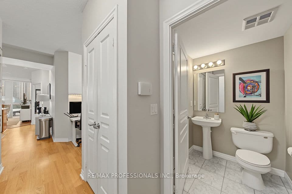 3939 Duke Of York Boulevard 801, Mississauga, ON L5B 4N2 – photo 2