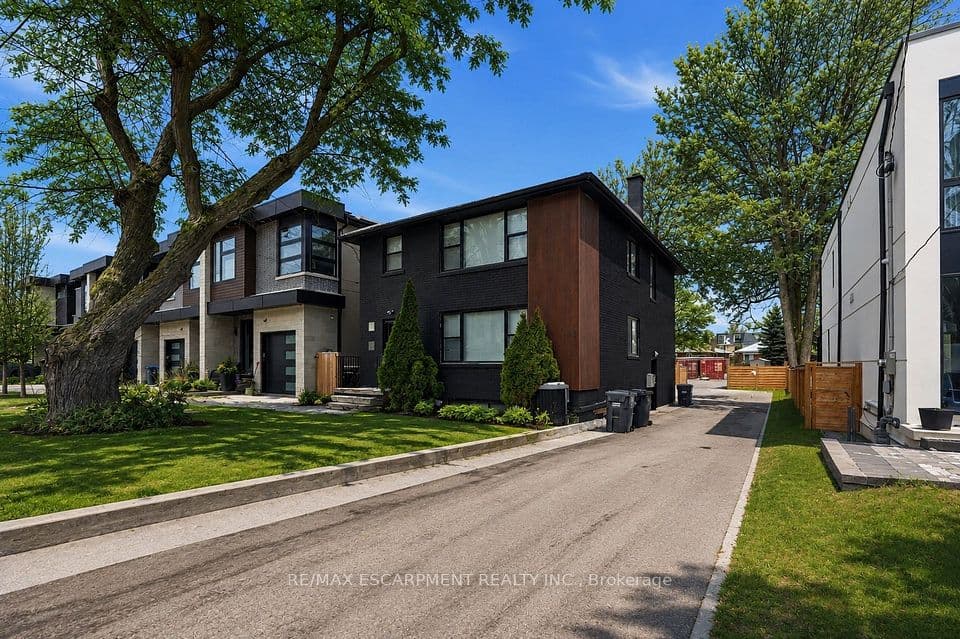 43 Broadview Avenue, Mississauga, ON L5H 2S8 – main photo