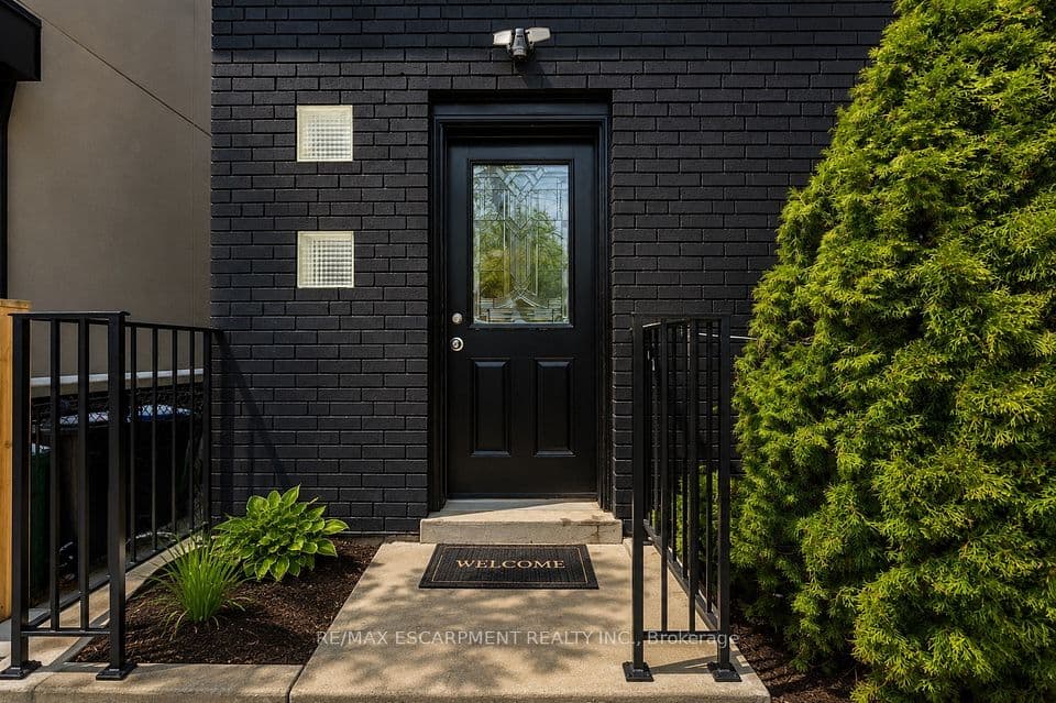 43 Broadview Avenue, Mississauga, ON L5H 2S8 – photo 3