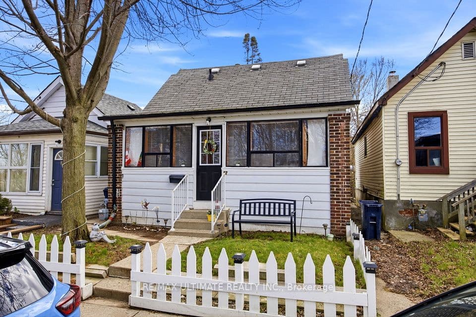 82 Beechwood Avenue, Toronto, ON M6N 4T3 – main photo