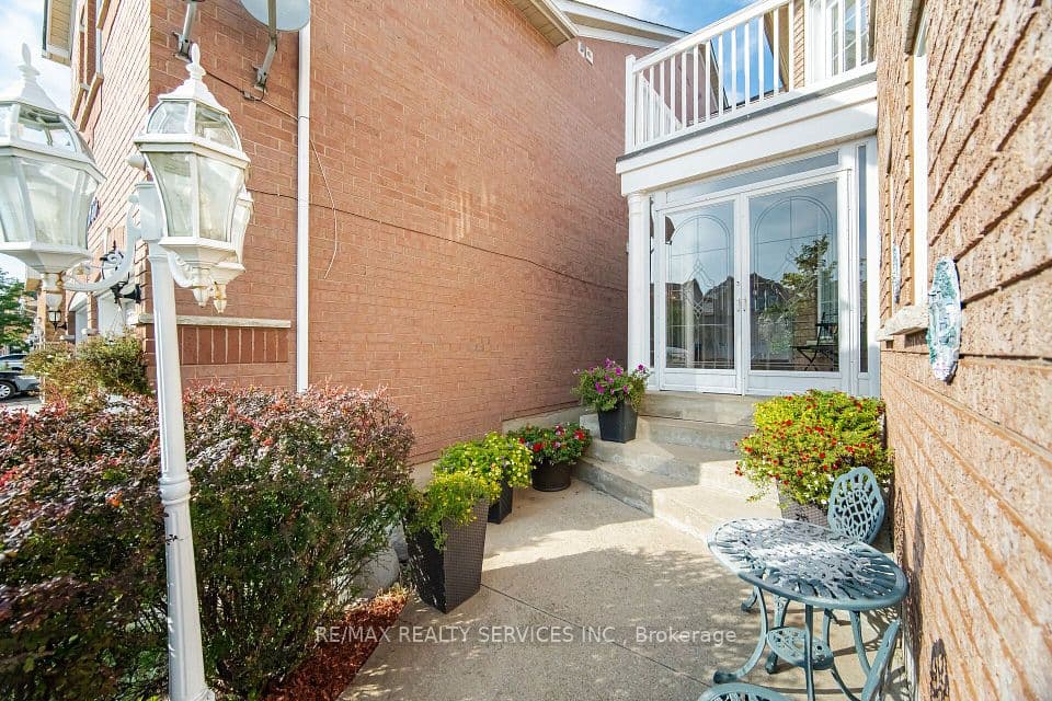 39 LEGEND Lane, Brampton, ON L6X 5B6 – photo 3